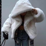 Kort hvid frakke med hætte af imiteret rævepels