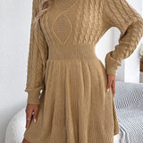 Kraftig strik minikjole med rund hals og snoet talje