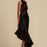 Elegant satin aftenkjole med rygløs slids