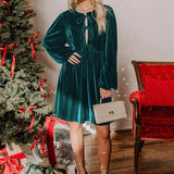 Løstsiddende minikjole i fløjl med udskæringer og bundet talje