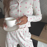 Todelt loungewear-sæt med lange ærmer og blomstrede flæser, inklusive bukser og loungewear.