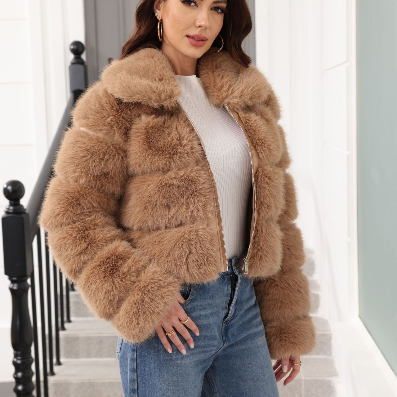 Elegant kort frakke i klassisk kunstpels