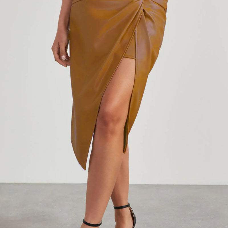 Højtaljet slå-om-nederdel til kvinder - Imiteret læder - Asymmetrisk slids - Figursyet snit