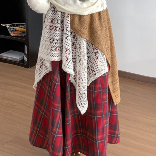 Asymmetrisk ternet nederdel med blondeindsatser