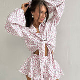 Todelt sæt: langærmet skjorte med blomsterkrave, flæseshorts