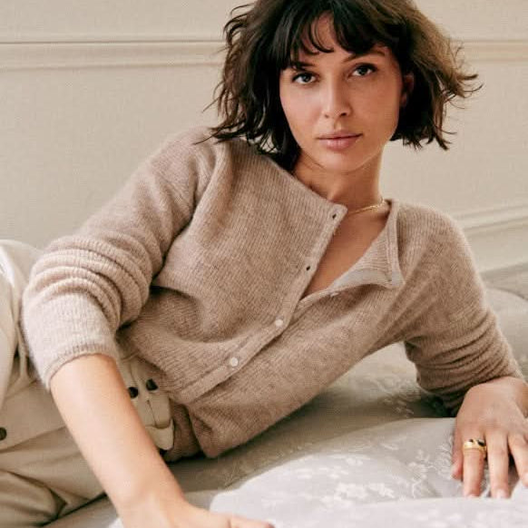 Let og stilfuld damecardigan med chin-mønster