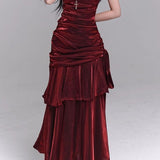 Bordeauxrød asymmetrisk aftenkjole med flæser og tanktop