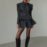 Todelt sæt: broderet blazer med indsnævret talje og miniskørt