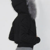 hættejakke med pelskant og lynlås i taljen