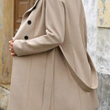 Mellemlang, enkeltradet frakke i en uldblanding