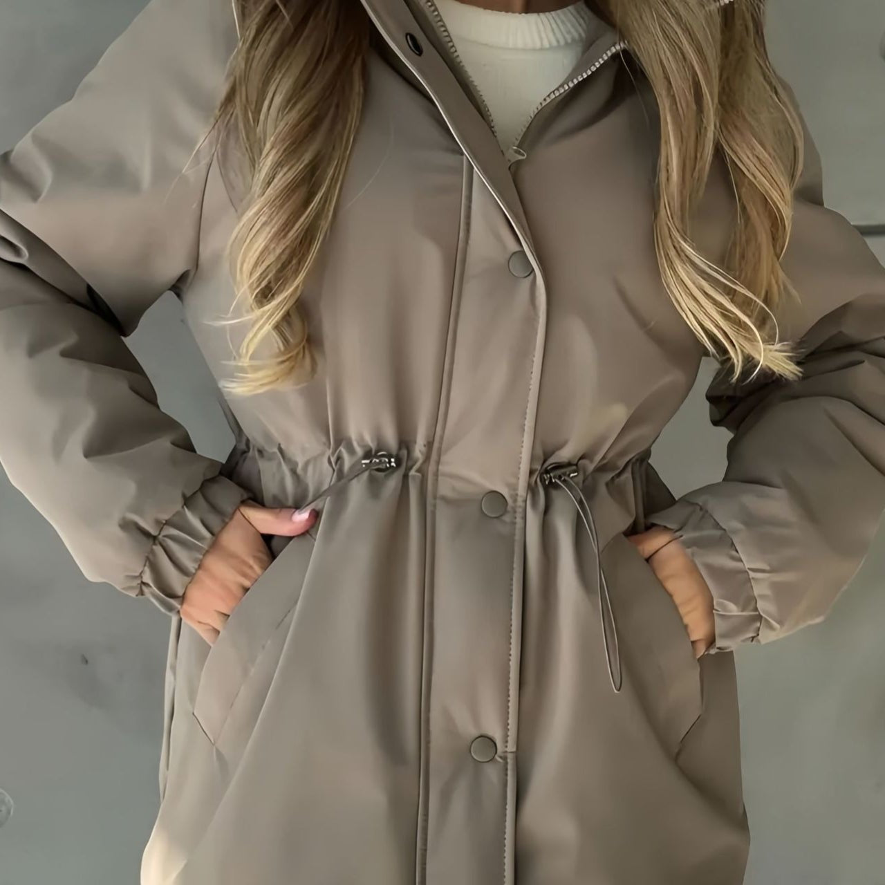 Fritids- og udendørssportsjakke med justerbar snøre i taljen, ideel til bjergbestigning og udendørsaktiviteter.