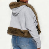 Kort, løstsiddende hættetrøje med tyk pelskant