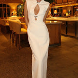 Elegant maxikjole med asymmetrisk snit og rynket metallisk kant