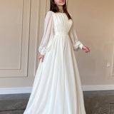 Lang, gennemsigtig kjole med lanterneærmer og perler