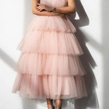 Blå lagdelt aftenkjole i tyl med flæser