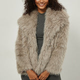 Vinterfrakke med hakkede reverser i kunstpels