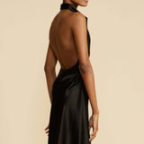Elegant satin aftenkjole med rygløs slids