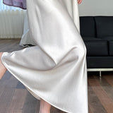 Højtaljet, draperet nederdel med fiskehalekant