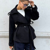 Tyk, varm, ensfarvet ruskindsfrakke med bundet bælte