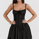 Sexet minikjole med spaghettistropper og blondepaneler, tætsiddende talje