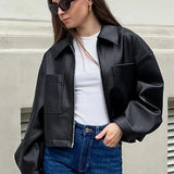 Kort, løstsiddende mat læderjakke