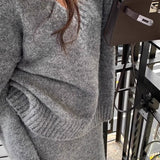 Todelt sæt: afslappet striktrøje med V-hals og havfrue-nederdel