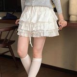 Hvid A-formet miniskørt med flæser og høj talje