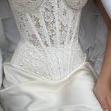 Lang, tætsiddende vintage blondekjole, stropløs og med ben.