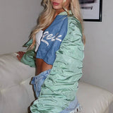 Jakke i urban stil med bogstavprint