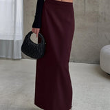 Lang, lige nederdel med høj talje og slids