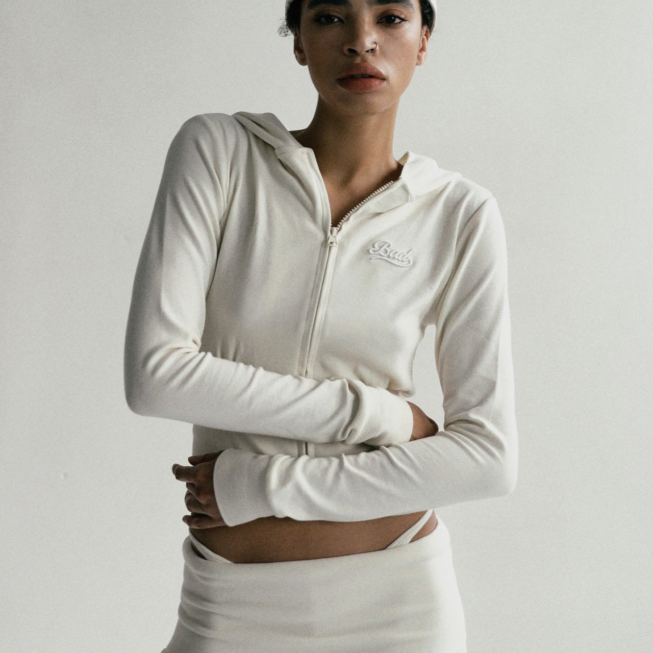 Broderet hættetrøje med lynlås og cropped snit