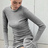 Sexet, enkel minikjole med rund hals og rynkede flæser