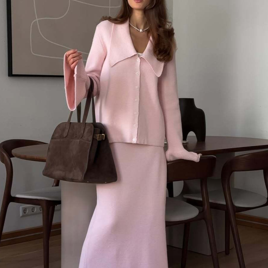 Todelt sæt: lyserød cardigan med klokkeærmer og polokrave, lige nederdel