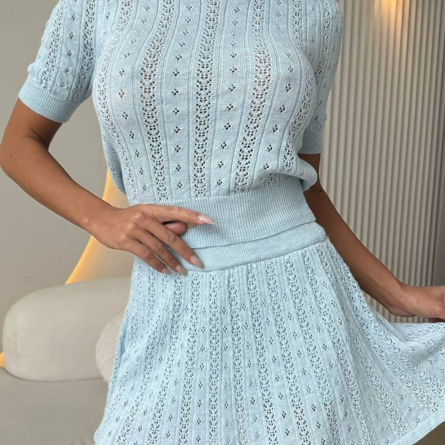 Ensfarvet, åbent, let strikket nederdel og rund hals sæt