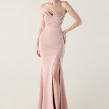 Stropløs plisseret aftenkjole med hjerteformet halsudskæring