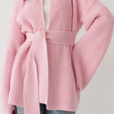 Komfortabel og afslappet strikvest med bundet talje.