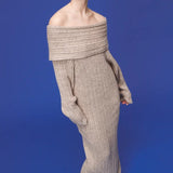 Elegant og minimalistisk off-shoulder maxikjole i ensfarvet strik