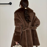 Mellemlang frakke i imiteret ruskind med hakkrave og bindebælte