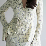 Todelt sæt: langærmet top med tætsiddende talje og lille blomsterprint, midinederdel