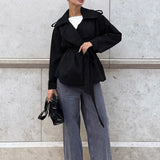 Tyk, varm, ensfarvet ruskindsfrakke med bundet bælte