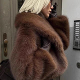 Retro-stil, ensfarvet, varm plysfrakke med hakkrave