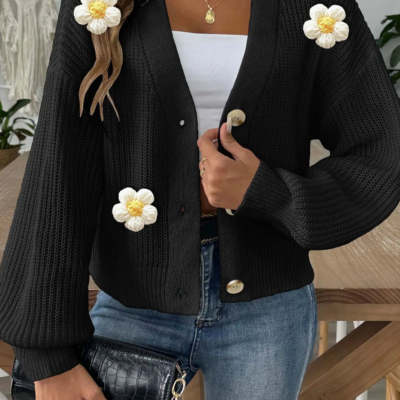 Kort, langærmet cardigan i blomstret strik