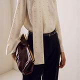 Løstsiddende bluse med polkaprikker og bånd, ideel til hverdagsbrug.