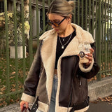 Lang jakke i kunstpels med flere lynlåse