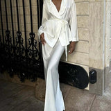 Todelt hvidt satin-hættetrøjesæt med smal pasform til kontoret