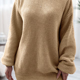 Løstsiddende minikjole med lange ærmer og bådhals i ribstrik