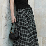 Asymmetrisk sort-hvid ternet nederdel, tætsiddende snit