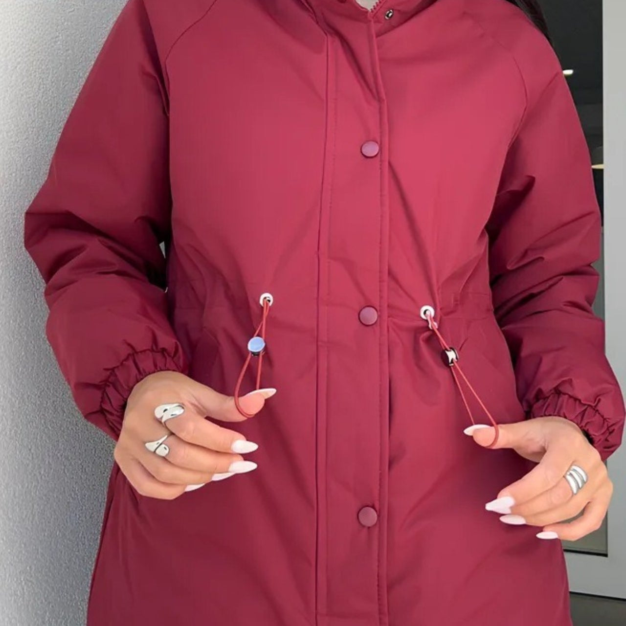 Fritids- og udendørssportsjakke med justerbar snøre i taljen, ideel til bjergbestigning og udendørsaktiviteter.