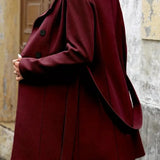 Mellemlang, enkeltradet frakke i en uldblanding