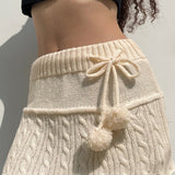 Kabelstrikket nederdel med pomponer